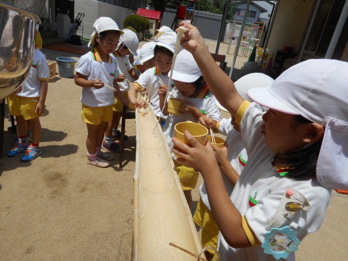 流しそうめん、おいしいね！